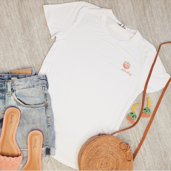 Tops - 🚨SALE🚨Peachy tshirt in white